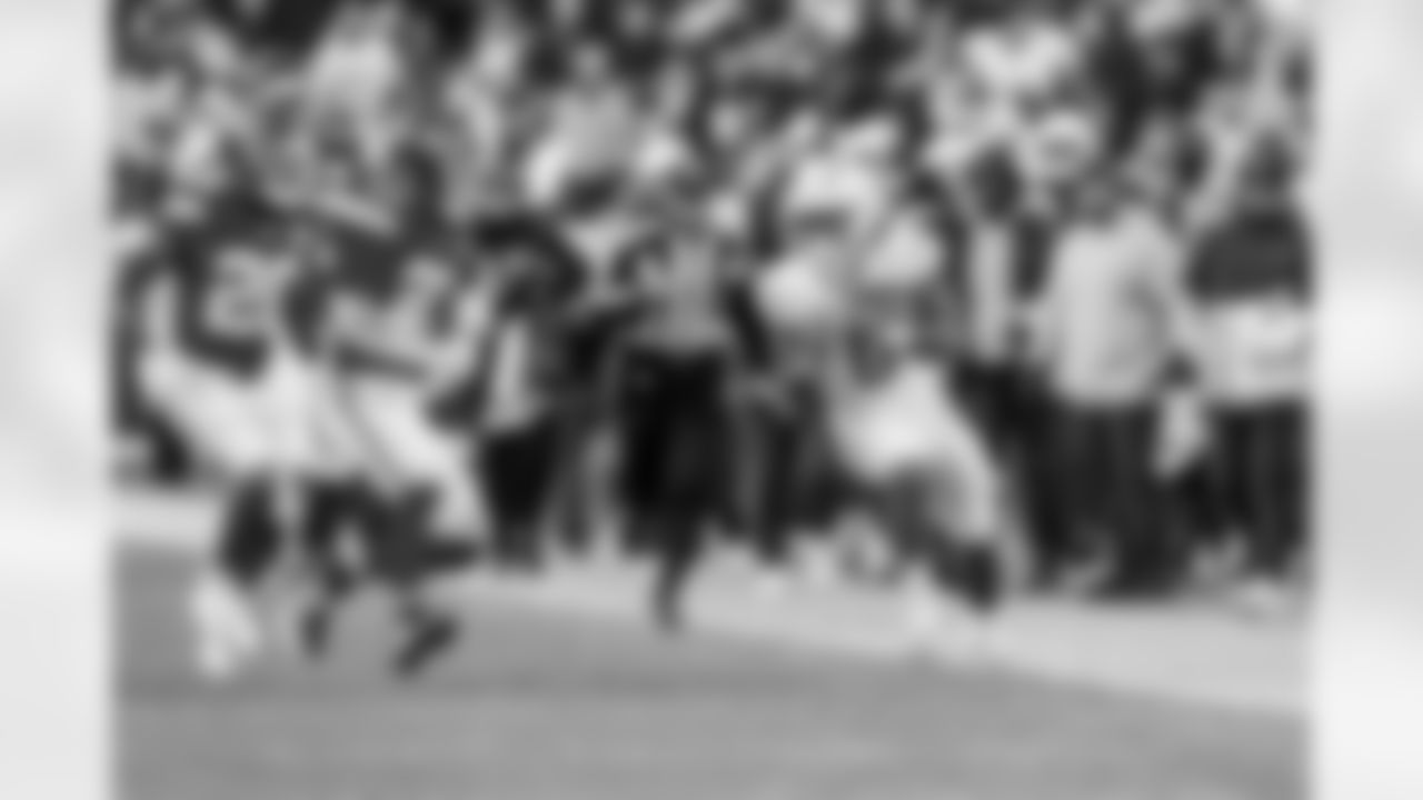 RB Omarion Hampton (8)