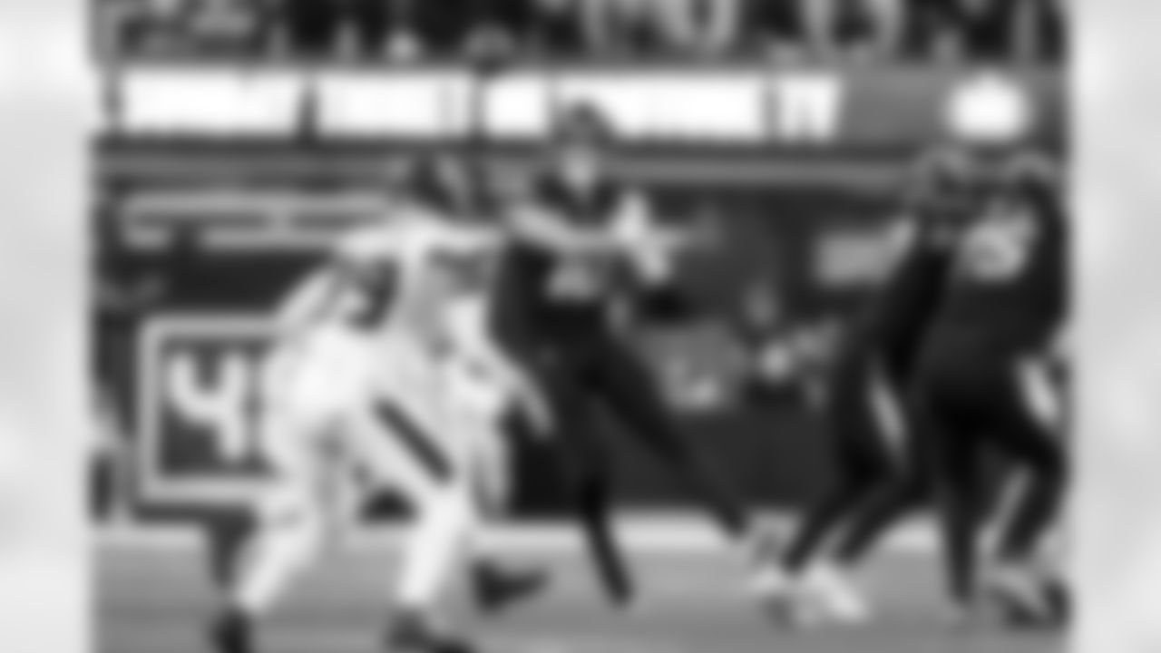 QB Justin Herbert (10)