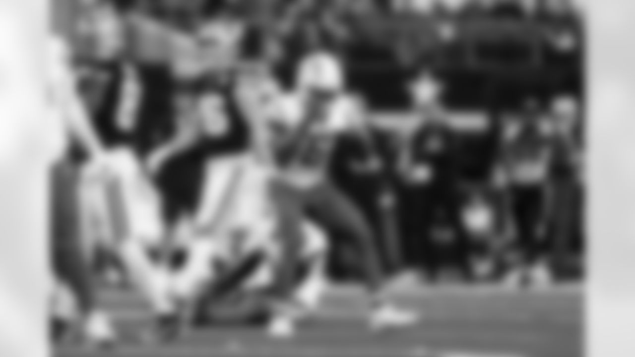 LB Denzel Perryman (6)