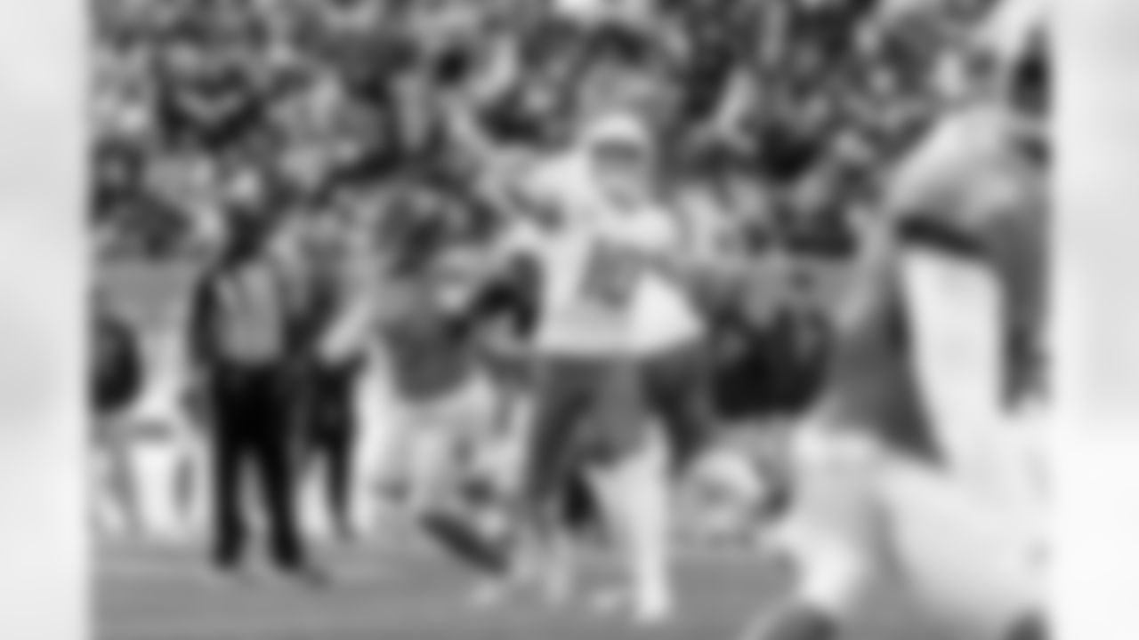 Check out the best shots from the Chargers Week 9 matchup against the Titans!