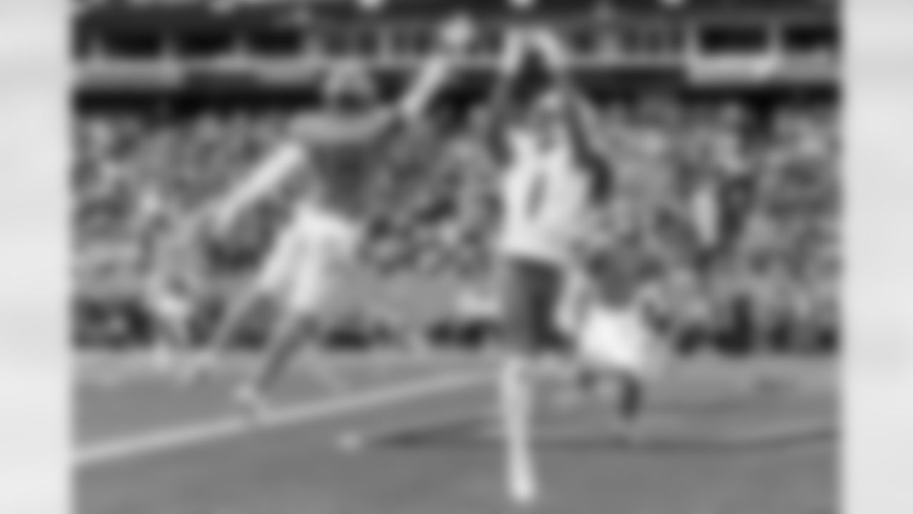 Check out the best shots from the Chargers Week 9 matchup against the Titans!