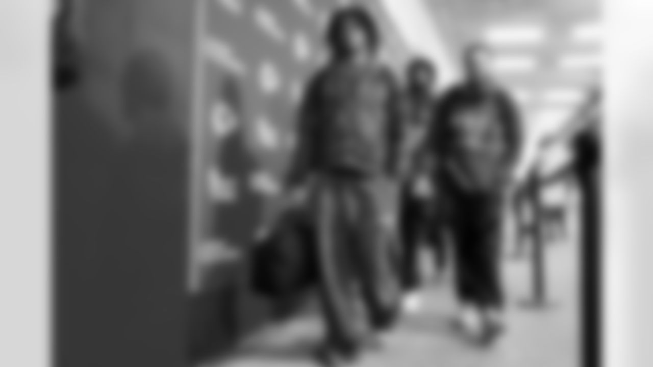 RB Omarion Hampton (8)