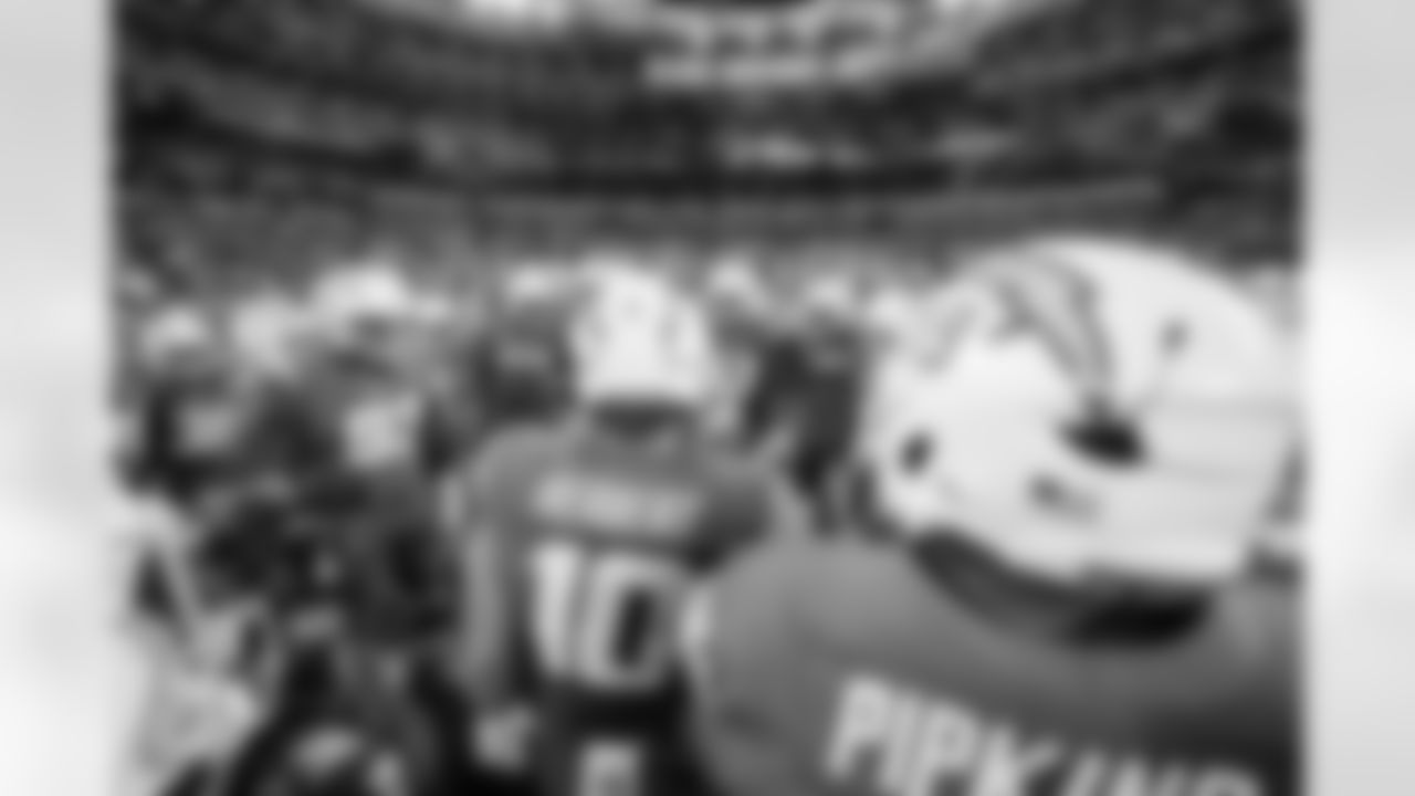 DL Otito Ogbonnia (93), QB Justin Herbert (10) and LB Troy Dye (43)