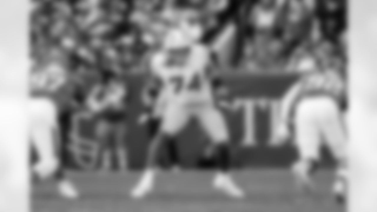 OL Austin Deculus (74)