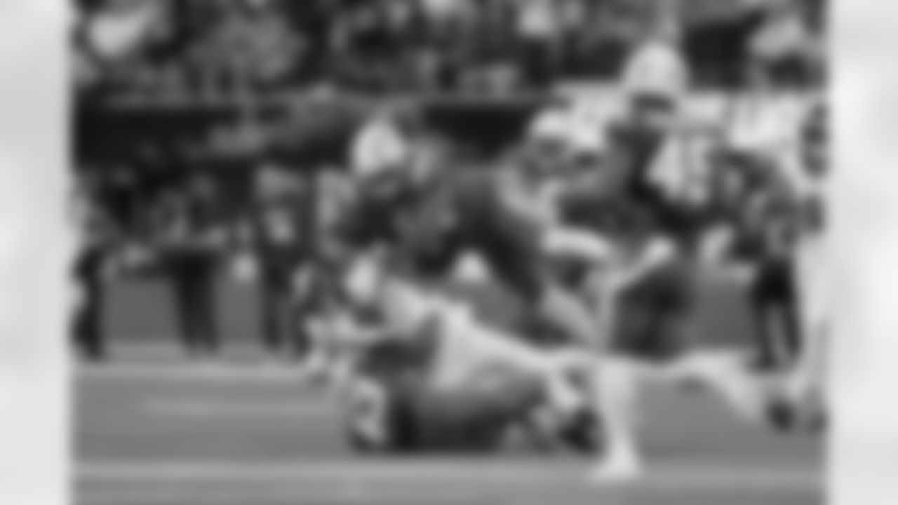 DL Teair Tart (90) and LB Troy Dye (43)