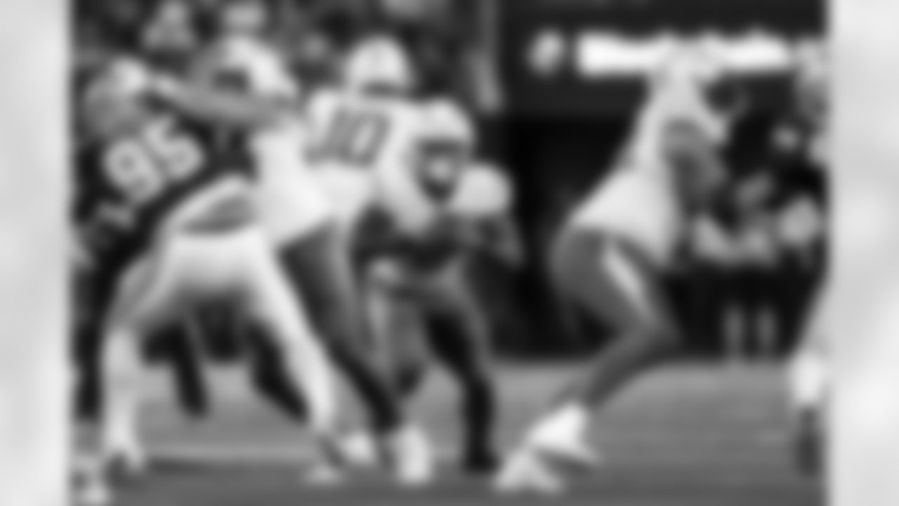 RB Omarion Hampton (8)