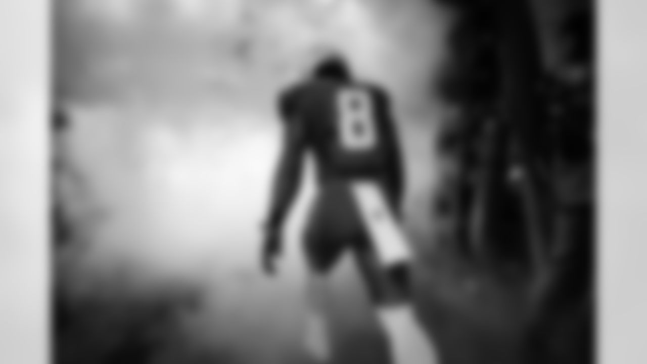 RB Omarion Hampton (8)