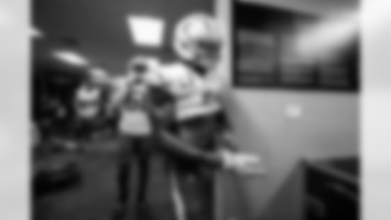 LB Denzel Perryman (6)