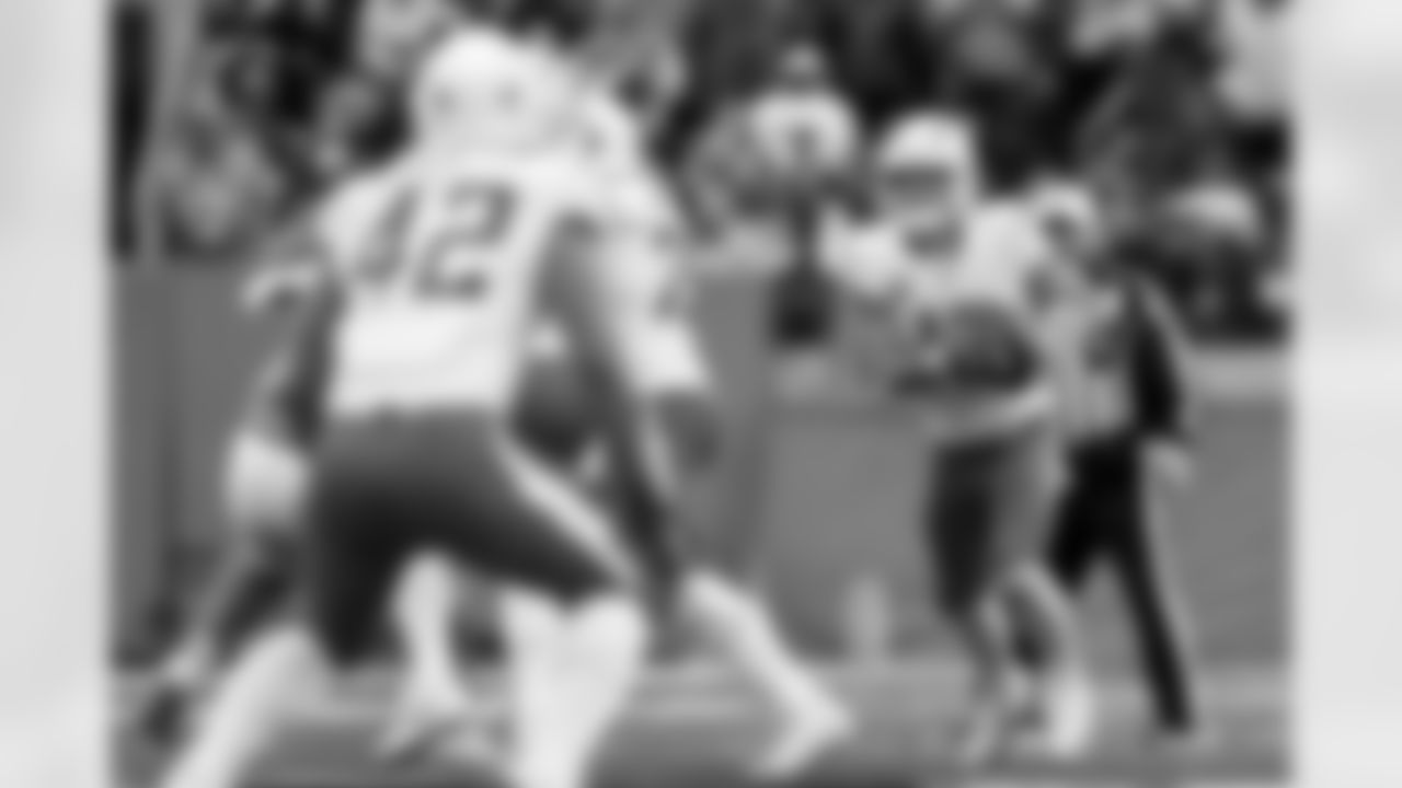 Check out the best shots from the Chargers Week 9 matchup against the Titans!