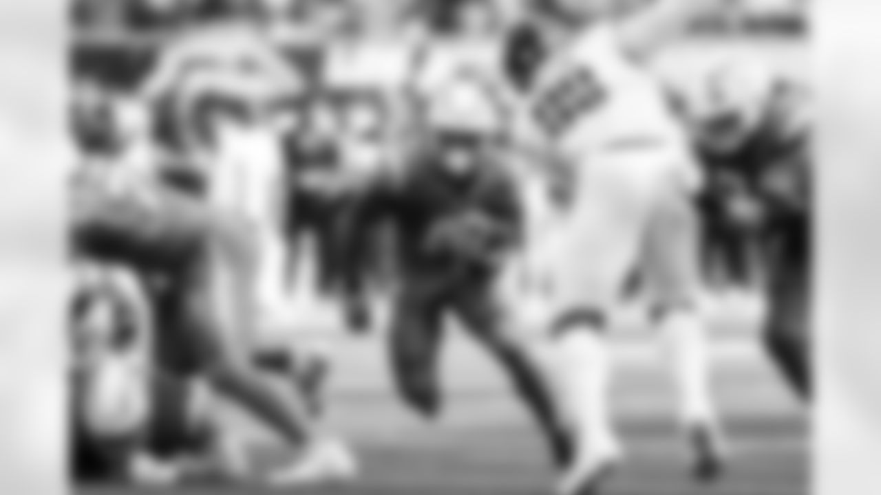 RB Omarion Hampton (8)