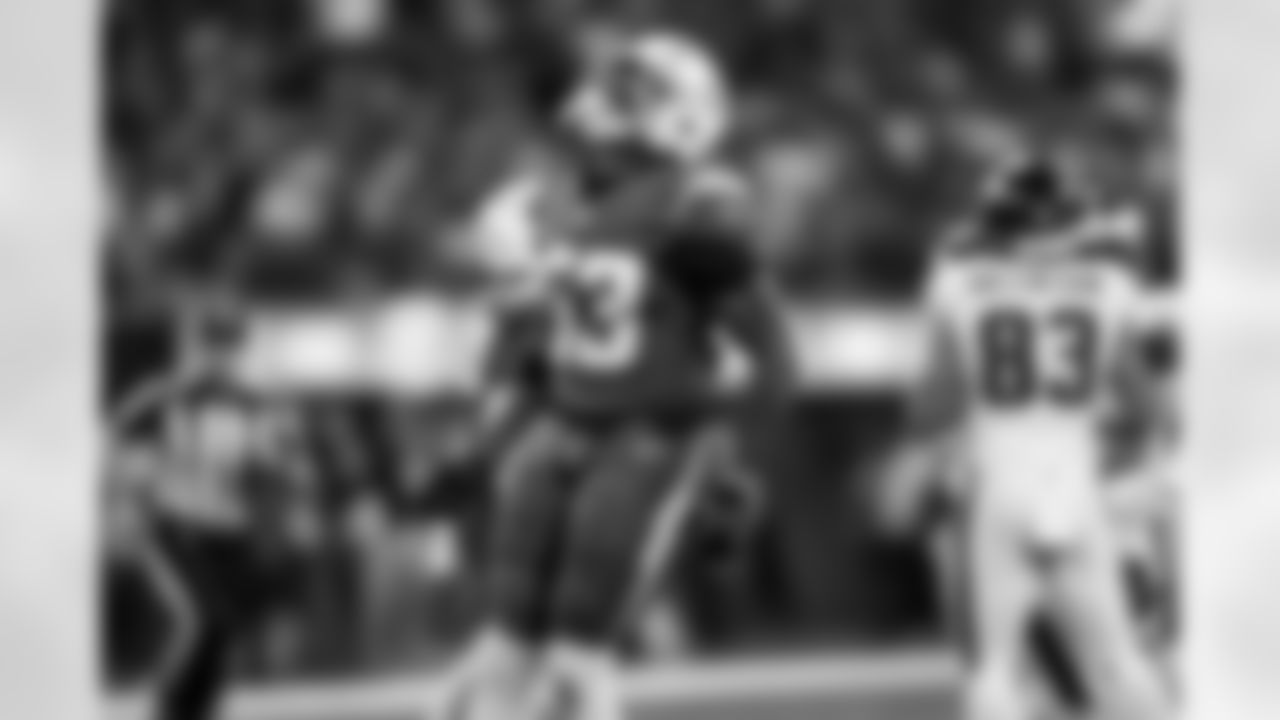 LB Del'Shawn Phillips (53)