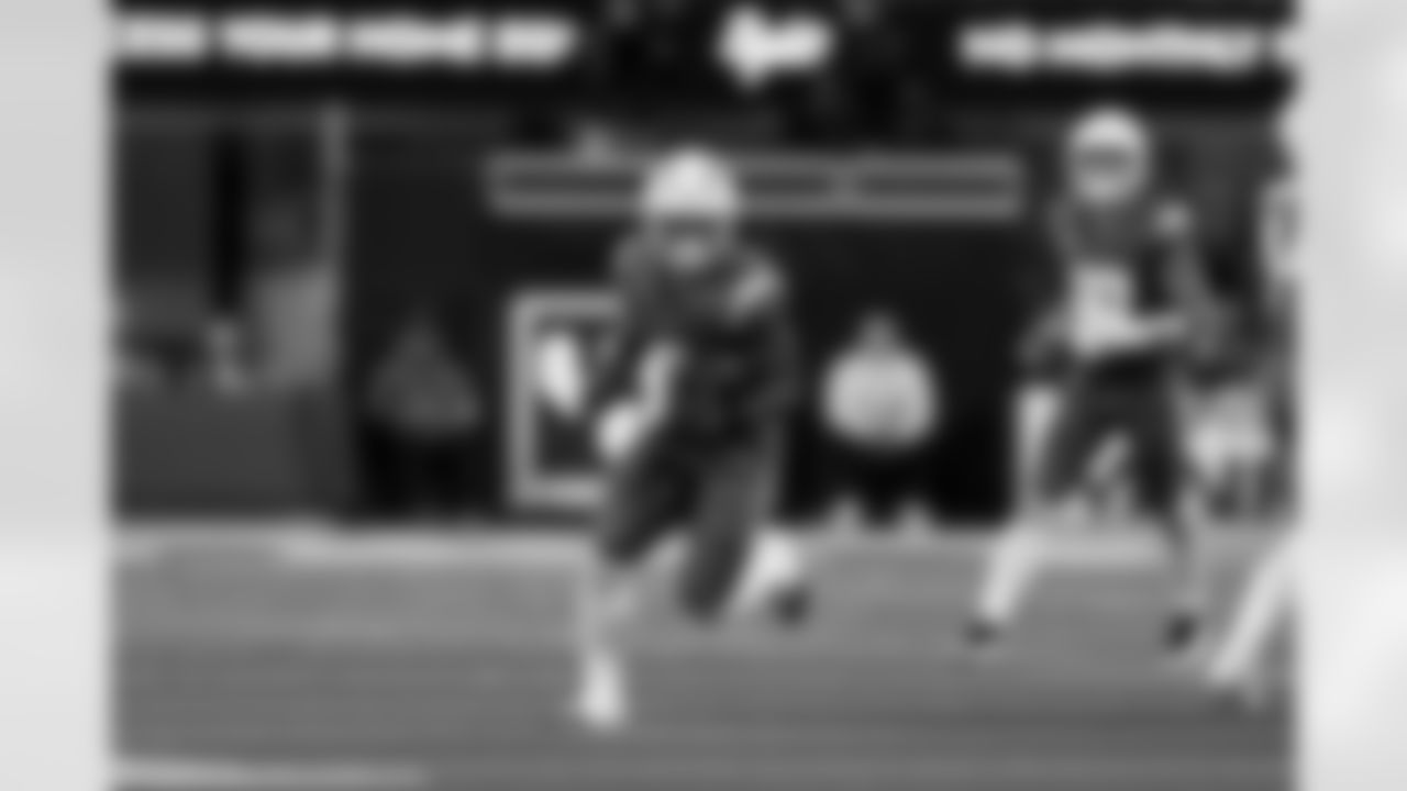 RB Omarion Hampton (8)