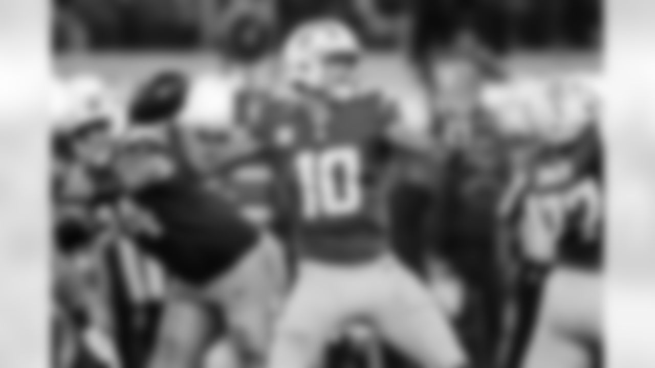 QB Justin Herbert (10)