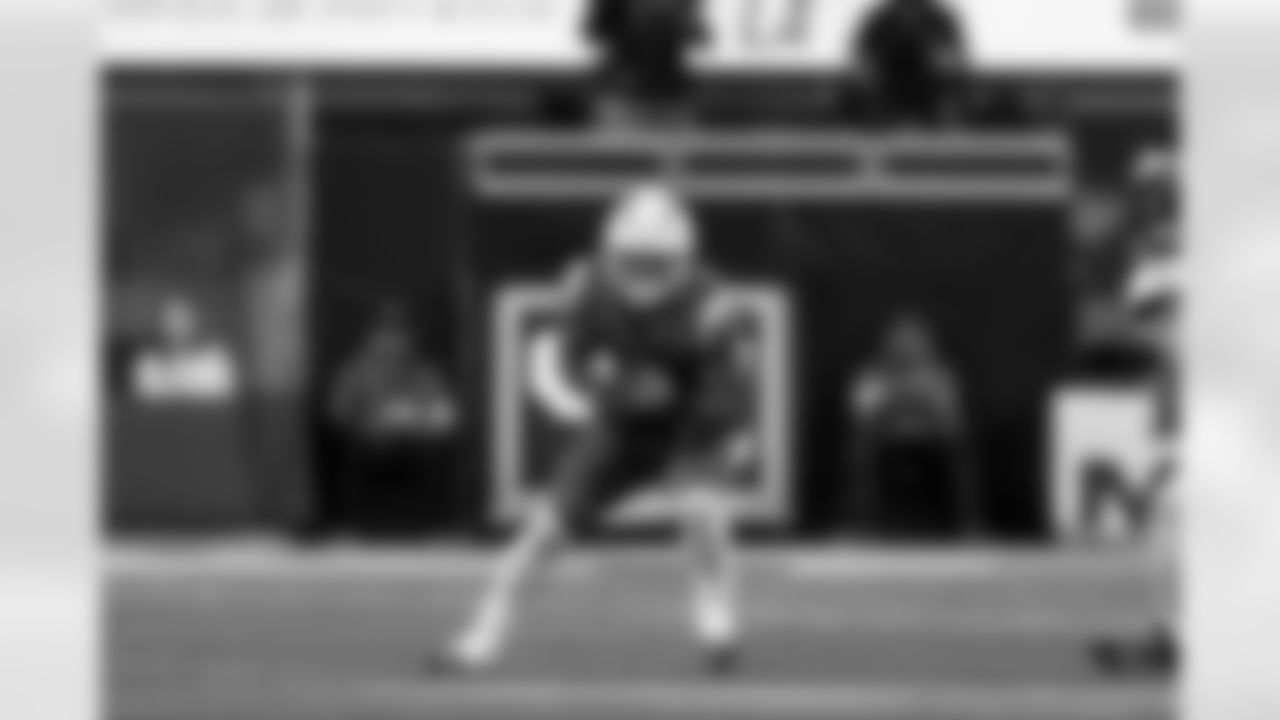 RB Omarion Hampton (8)