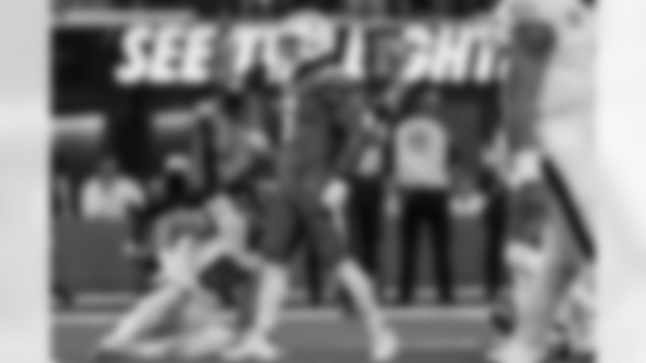 LB Denzel Perryman (6)