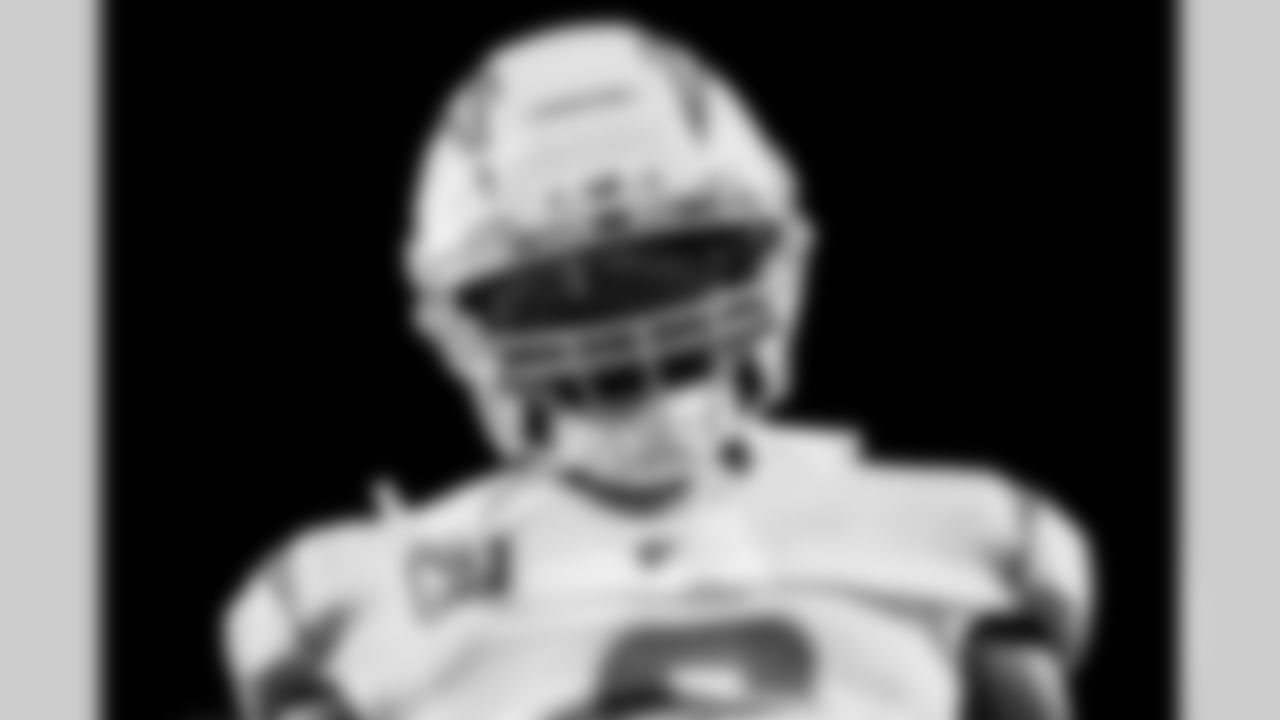 LB Denzel Perryman (6)