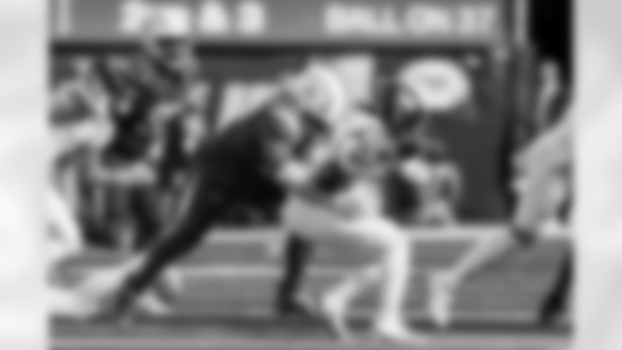 The Los Angeles Chargers agreed to terms on a multi-year contract extension with defensive lineman Teair Tart