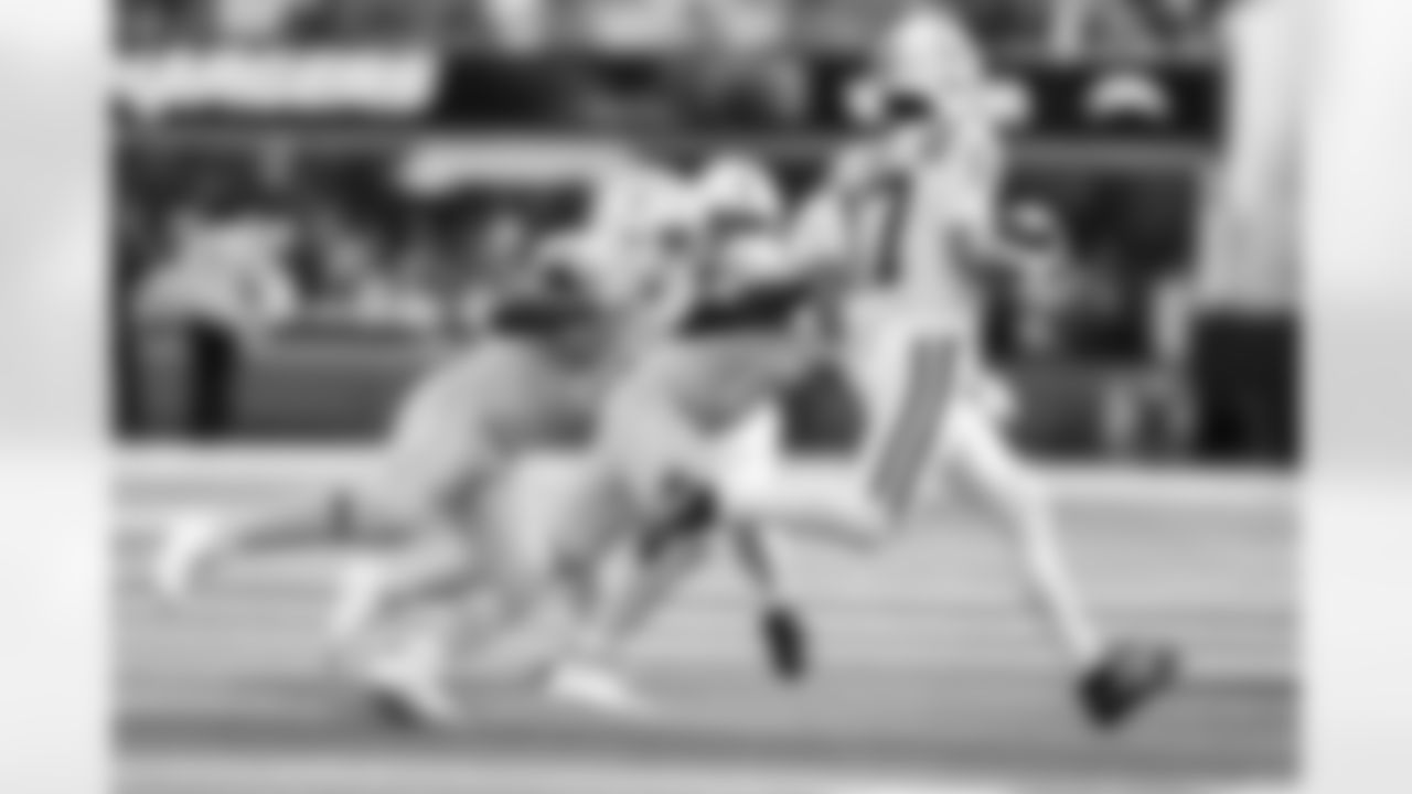 LB Denzel Perryman (6)