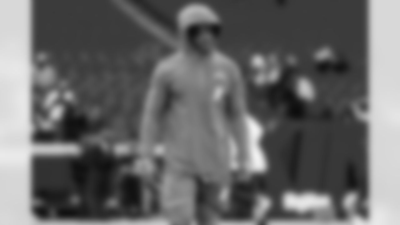 RB Omarion Hampton (8)