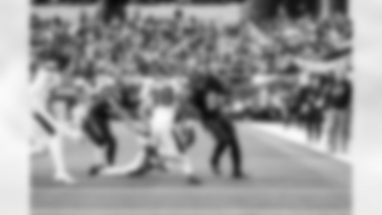 RB Omarion Hampton (8)