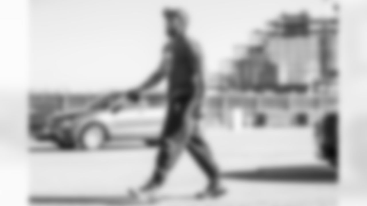 LB Del'Shawn Phillips (53)