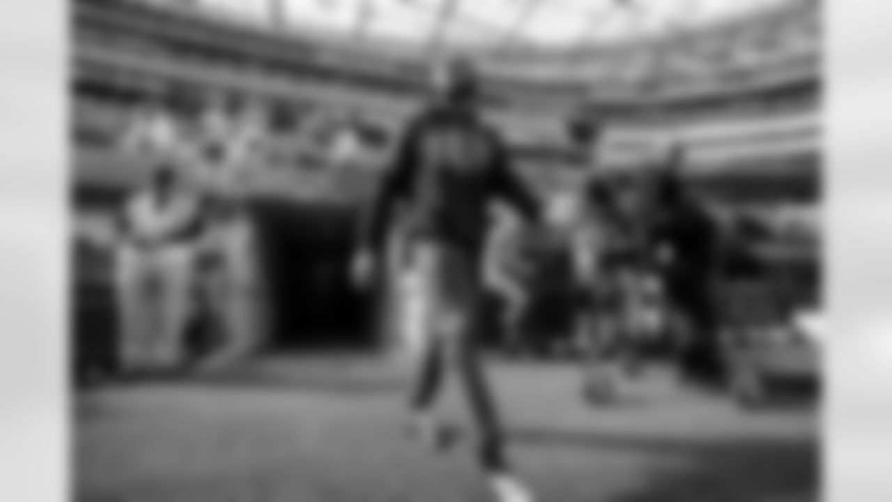 LB Del'Shawn Phillips (53)