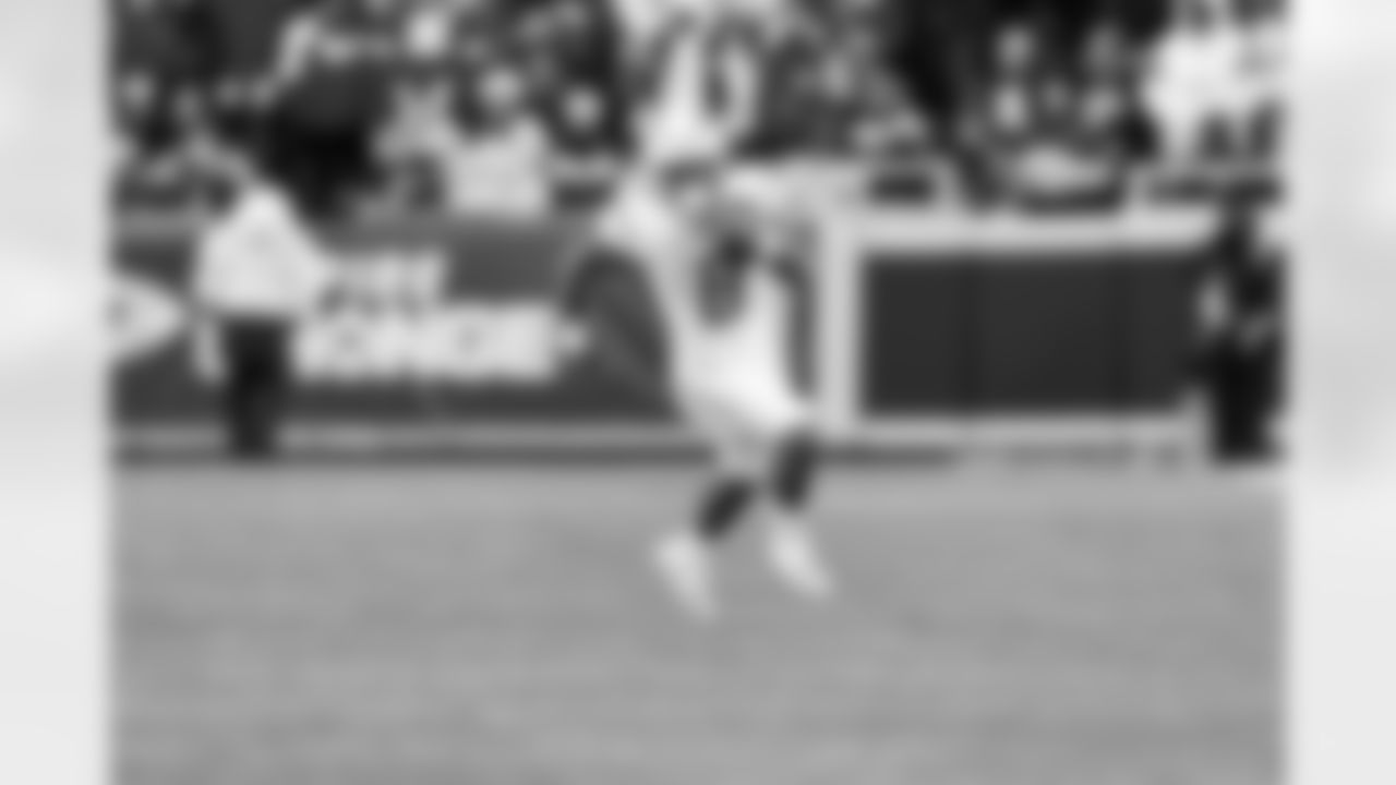 RB Omarion Hampton (8)