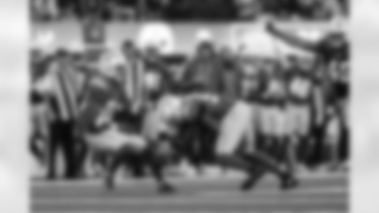 LB Del'Shawn Phillips (53)