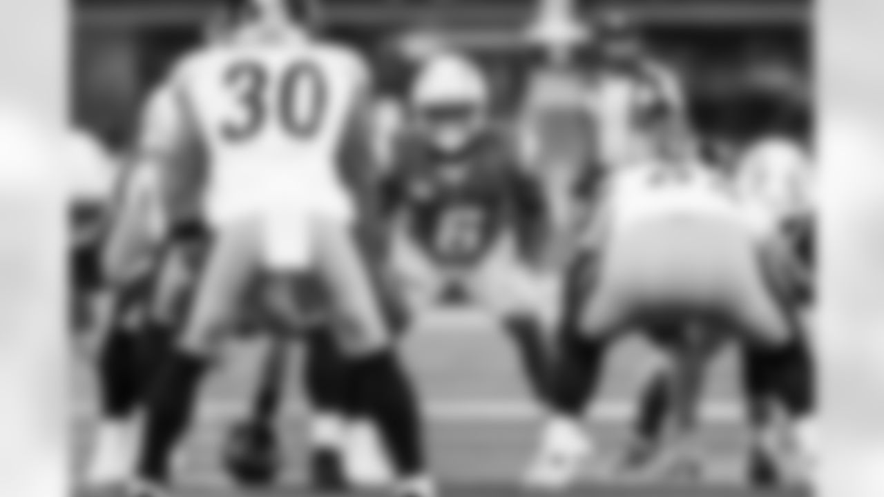 LB Denzel Perryman (6)