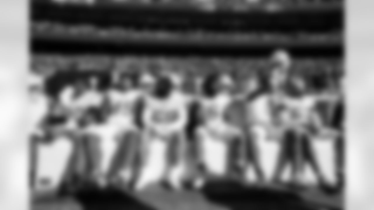 OLB Khalil Mack (52), OLB Tuli Tuipulotu (45), LB Marlowe Wax (58), LB Denzel Perryman (6), LB Del'Shawn Phillips (53) and LB Daiyan Henley (0)