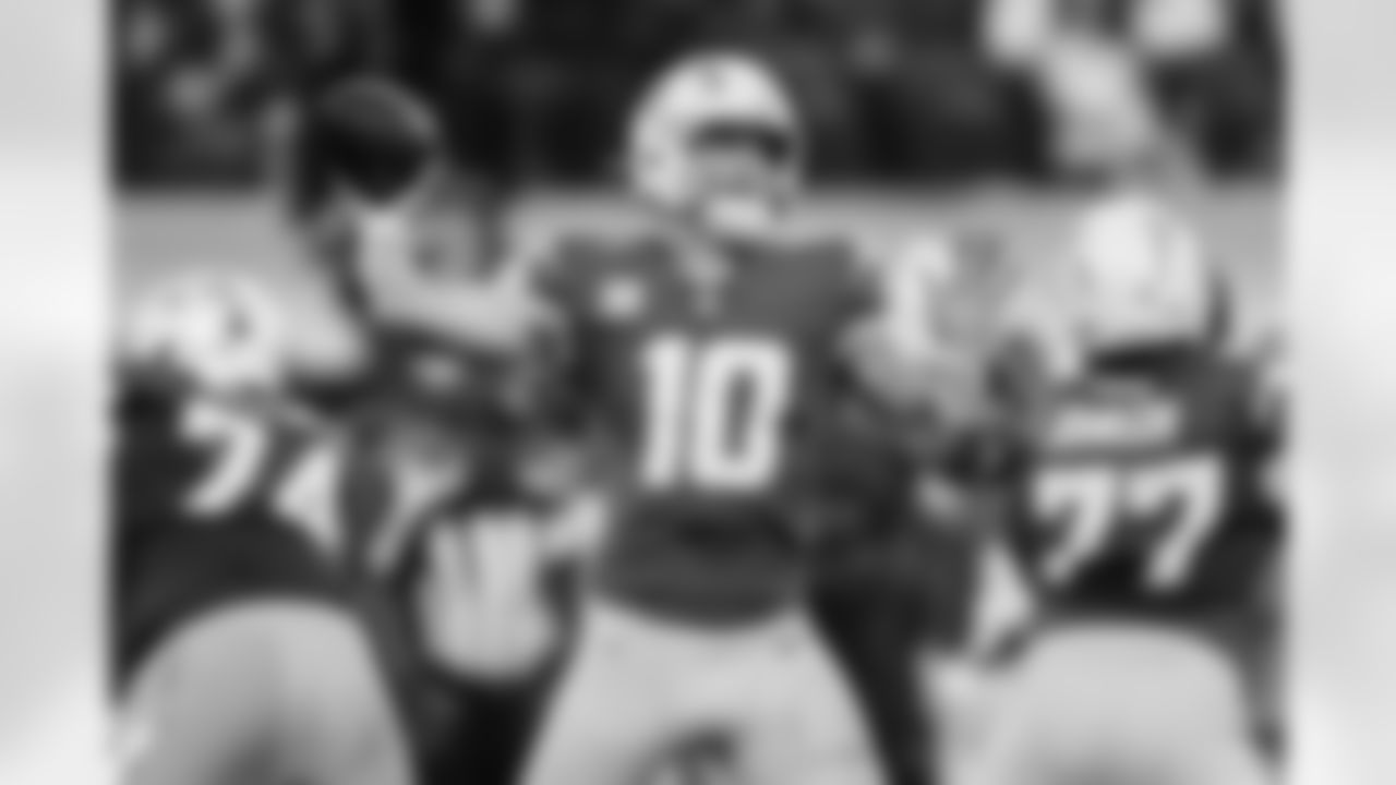 QB Justin Herbert (10)