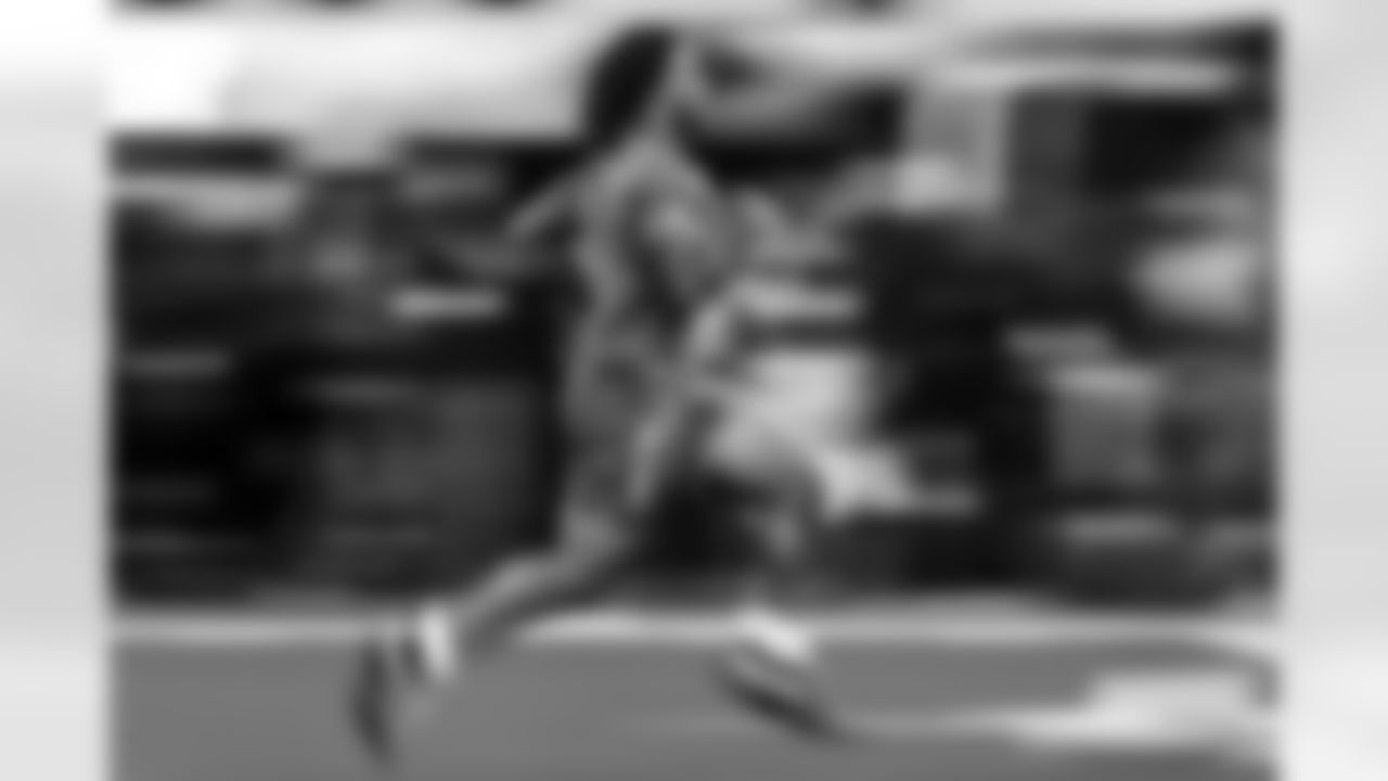 RB Omarion Hampton (8)