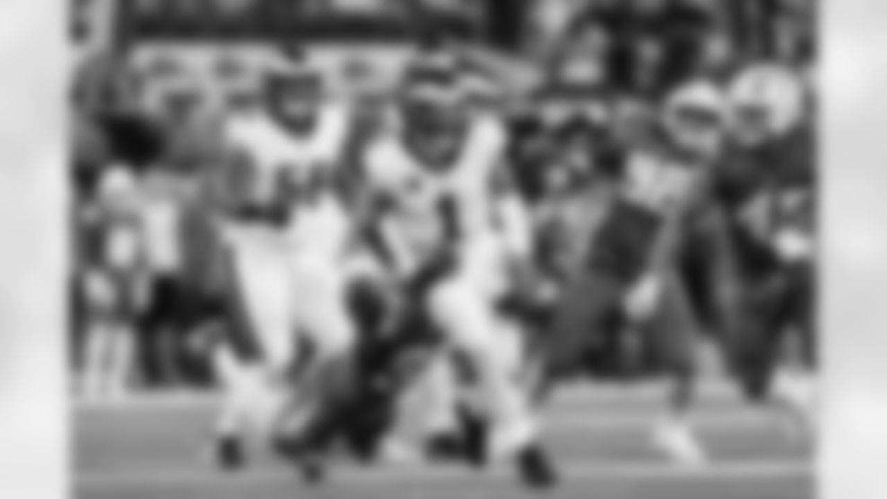 OLB Tuli Tuipulotu (45) and OLB Odafe Oweh (98)