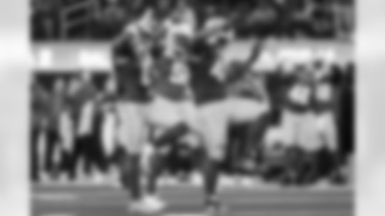 OLB Tuli Tuipulotu (45) and LB Daiyan Henley (0)