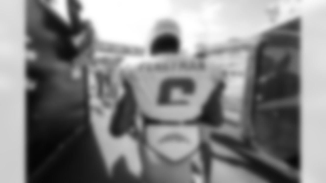 LB Denzel Perryman (6)