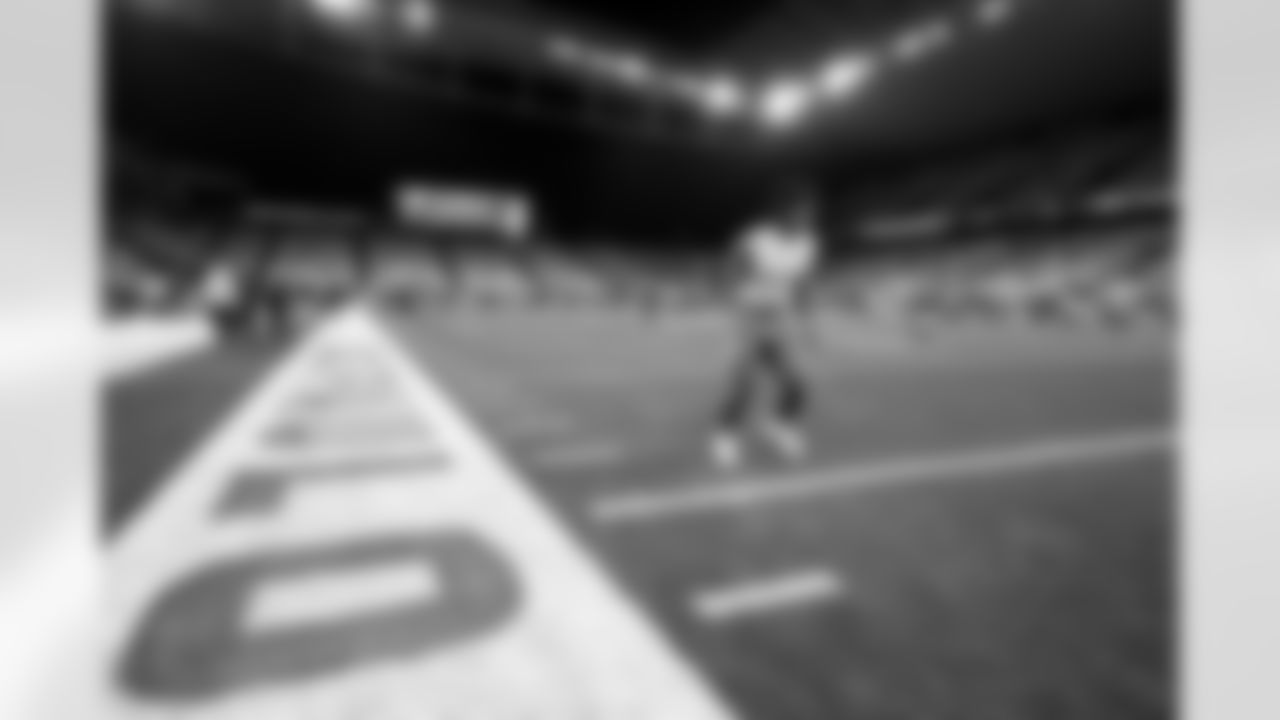 RB Omarion Hampton (8)