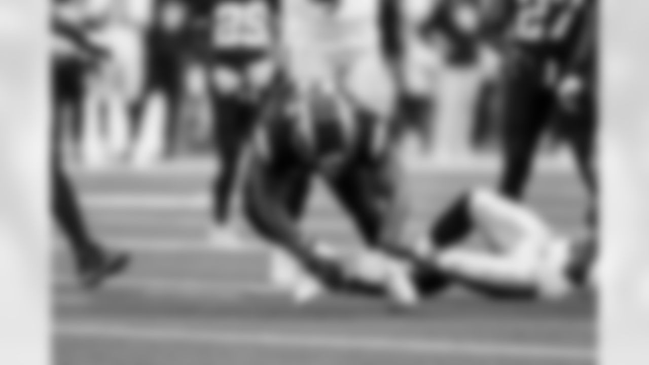 LB Denzel Perryman (6)