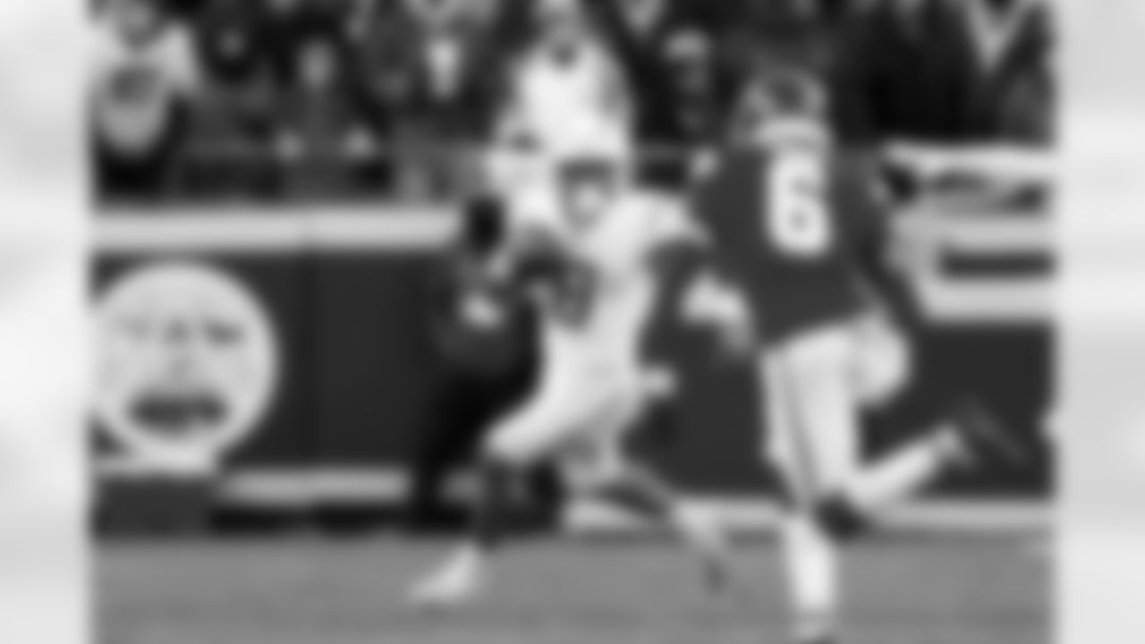 RB Omarion Hampton (8)