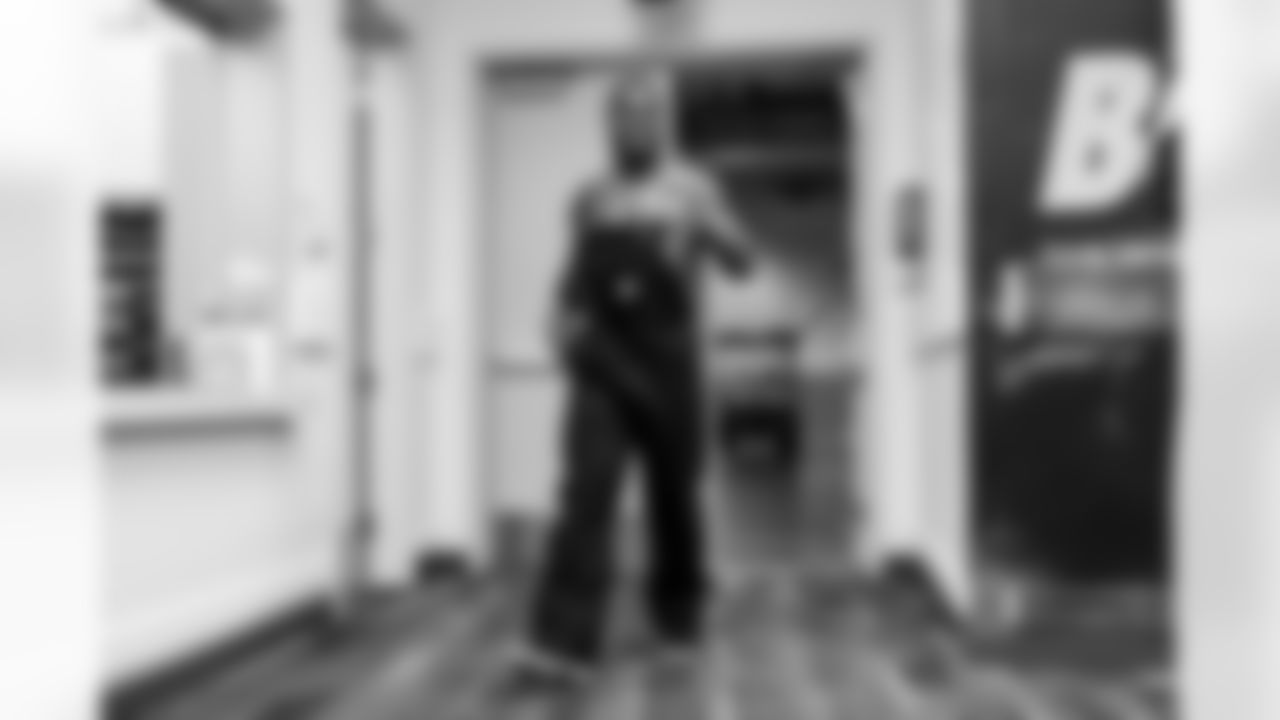 LB Denzel Perryman (6)