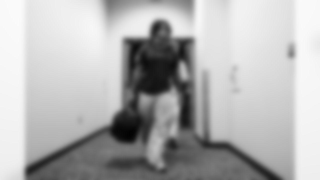 RB Omarion Hampton (8)