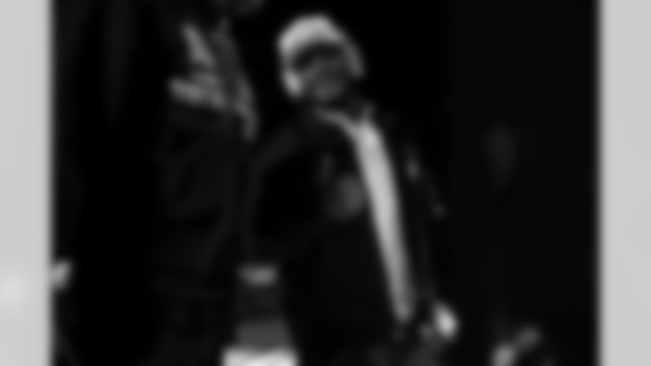 LB Denzel Perryman (6)