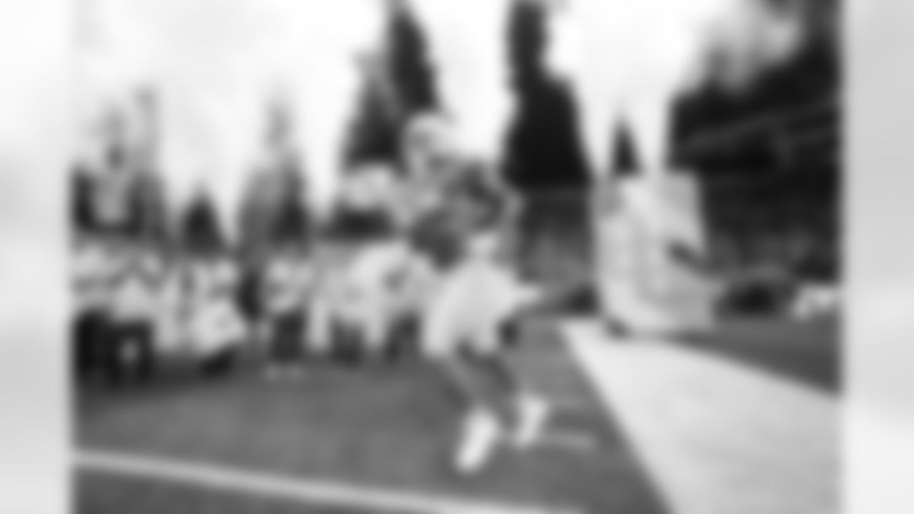 LB Denzel Perryman (6)