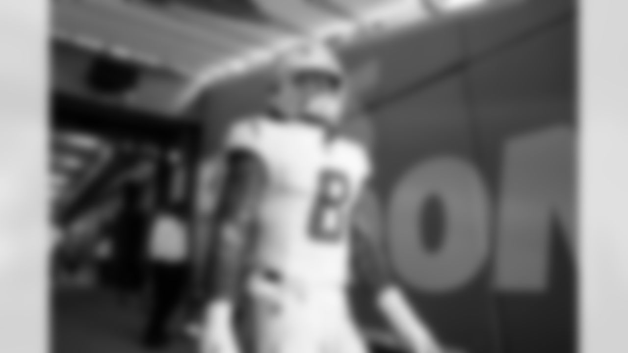 RB Omarion Hampton (8)