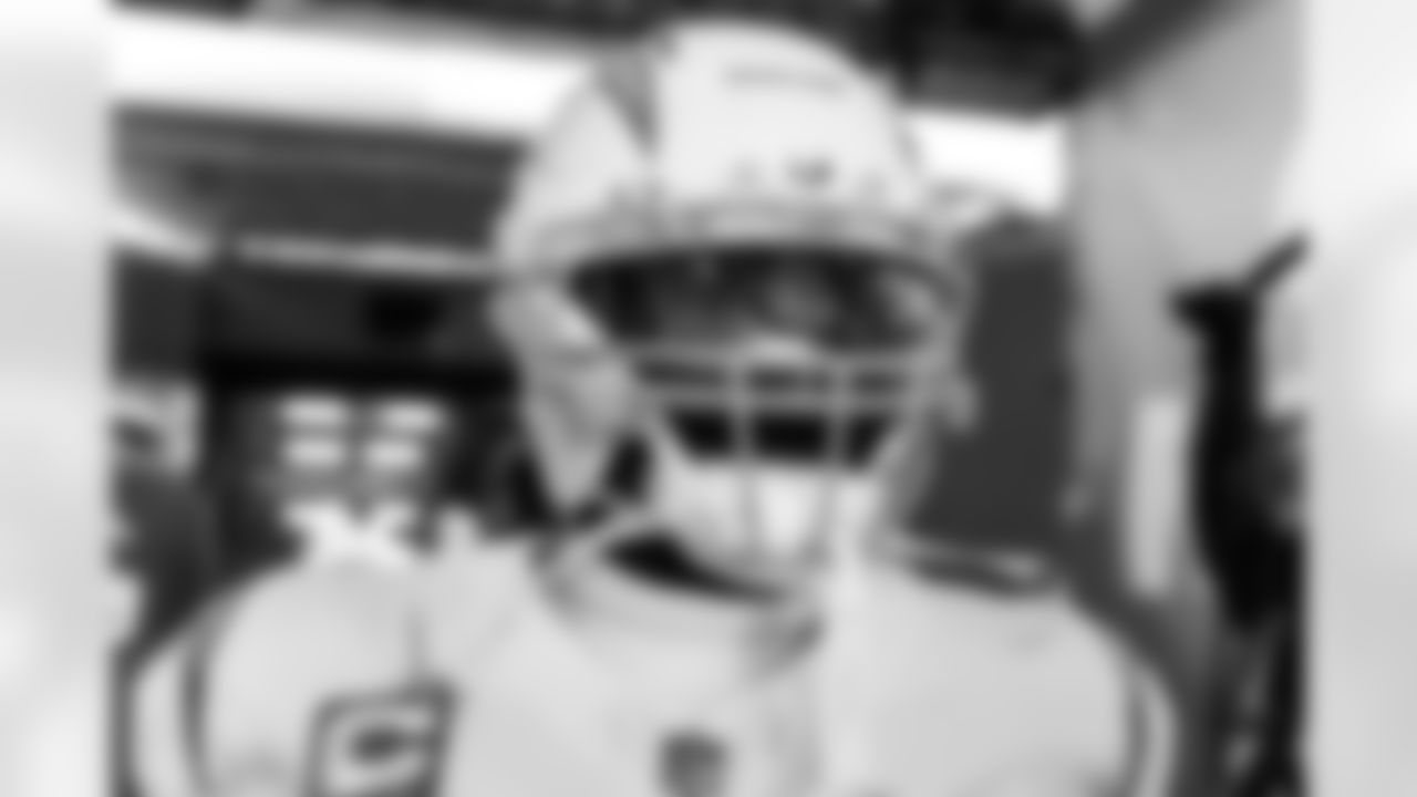 LB Denzel Perryman (6)