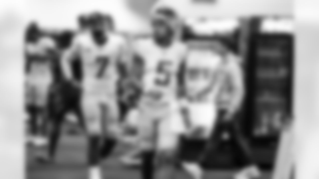 QB DJ Uiagalelei (7) and QB Trey Lance (5)