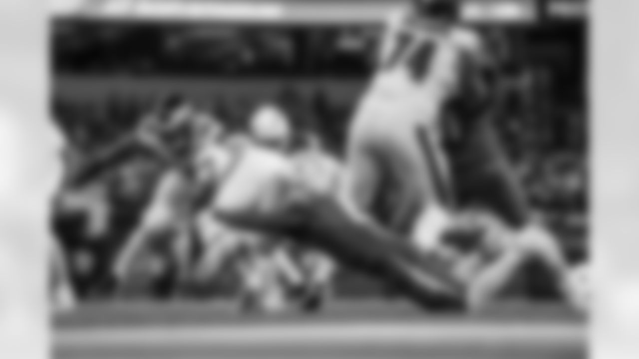 LB Denzel Perryman (6)