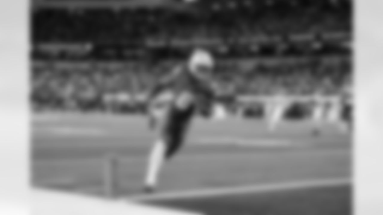 RB Omarion Hampton (8)