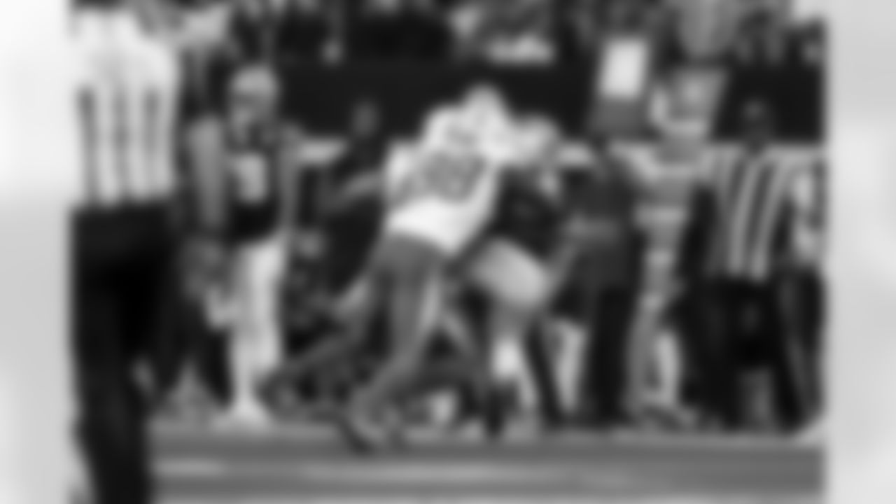 OLB Tuli Tuipulotu (45) and OLB Odafe Oweh (98)