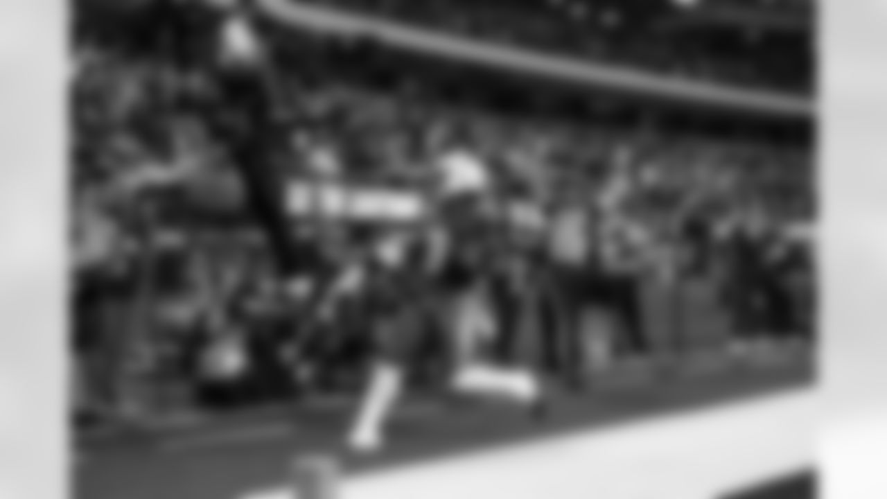 RB Omarion Hampton (8)