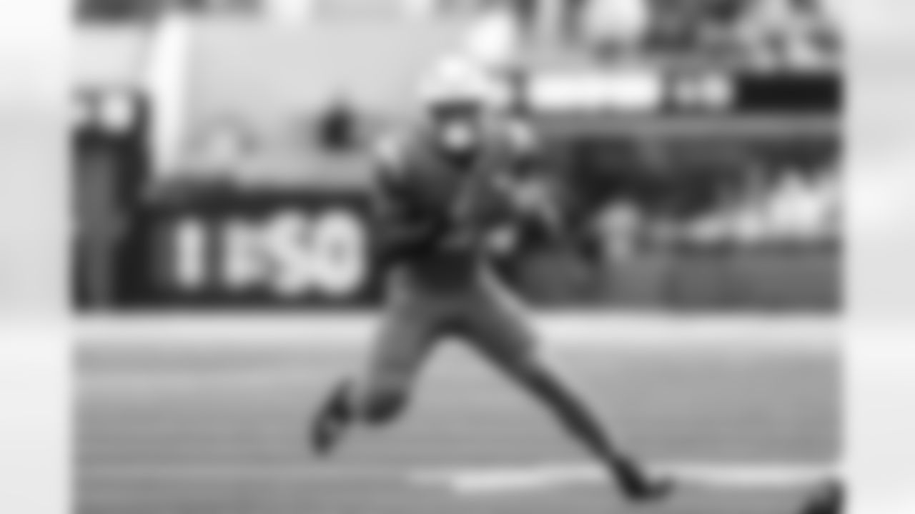 RB Omarion Hampton (8)